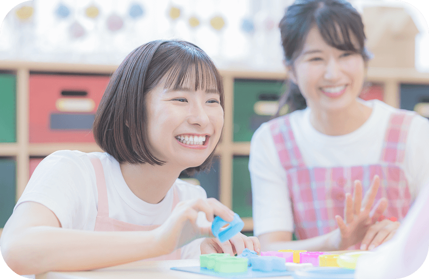 2人の女性保育士の写真