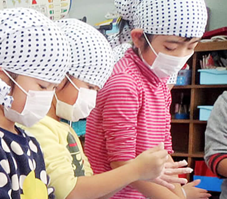 料理体験をする園児